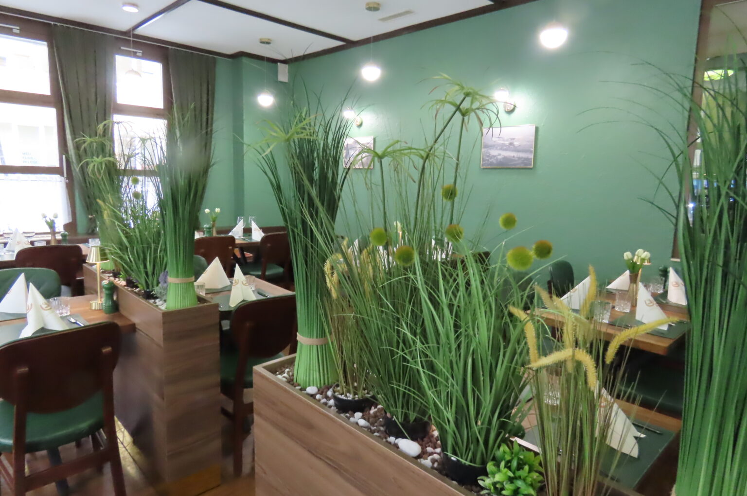 Grosser Gastraum im Restaurant Schmiede