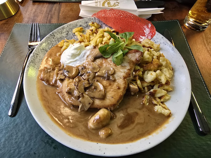 Traditionelles Gericht mit Beilage im Restaurant Schmiede